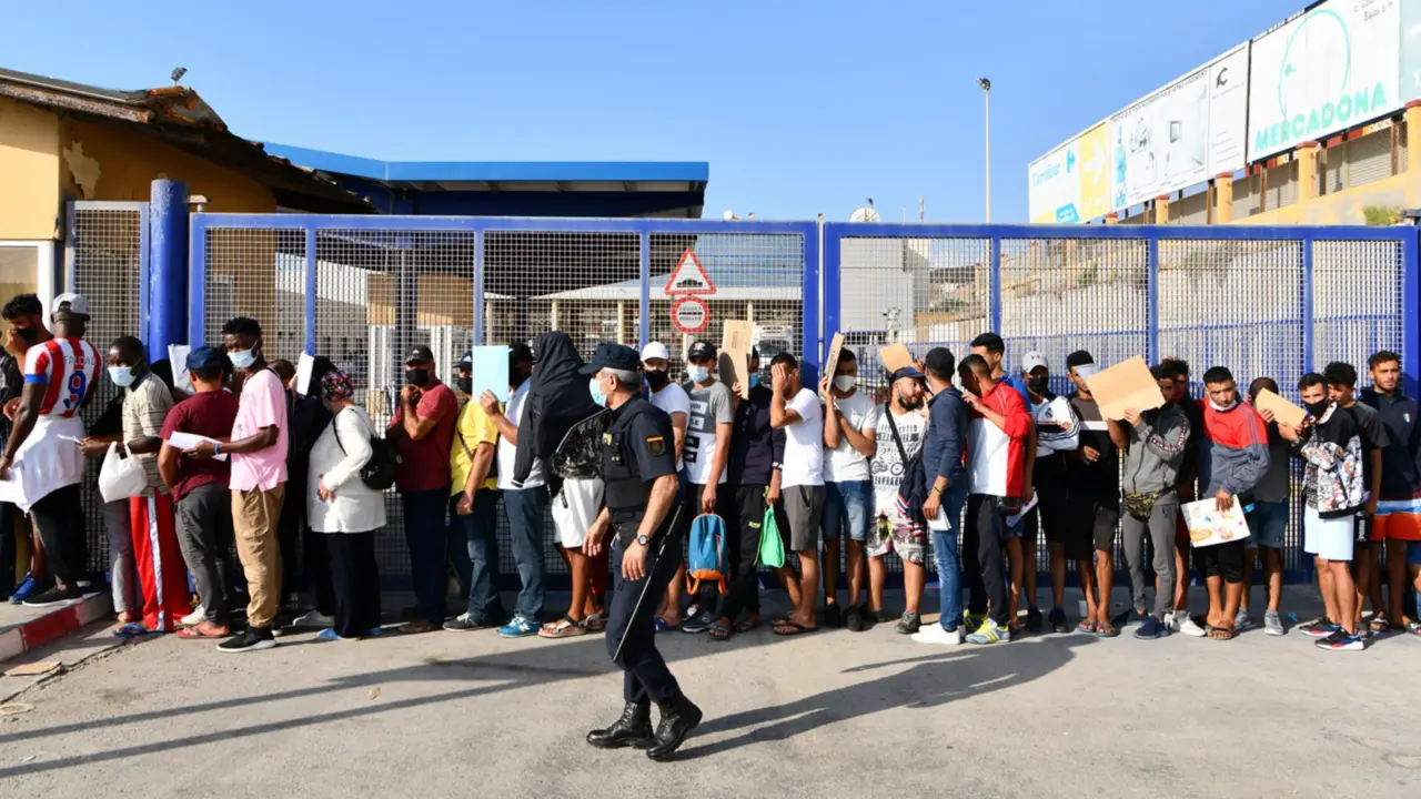  Archivo - Un agente de Polic&iacute;a supervisa a cientos de personas que guardan cola en la oficina para tramitar los asilos situada en Ceuta. - Antonio Sempere - Europa Press - Archivo 