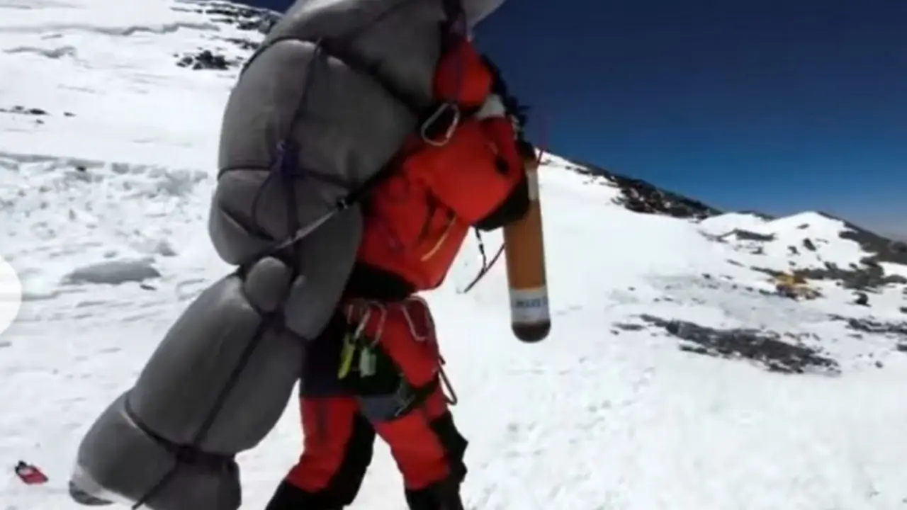 Gelje Sherpa con el otro escalador a su espalda - @gelje_sherpa_ 