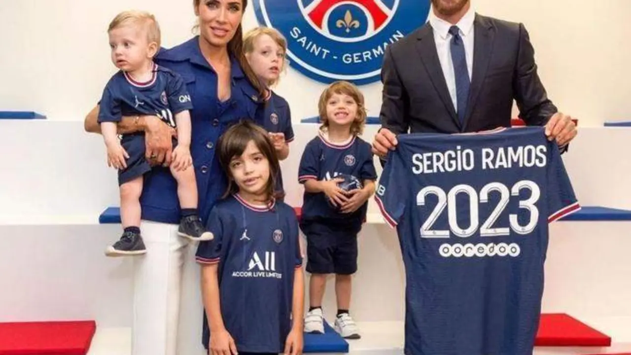  Sergio Ramos y Pilar Rubio junto a sus hijos en la firma del contrato en el PSG. Instagram 