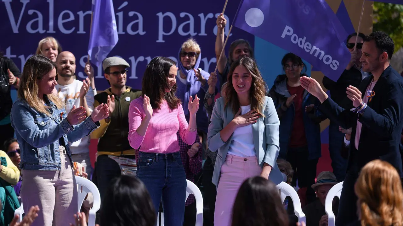  La candidata de Podemos a la Presidencia de la Comunidad de Madrid, Alejandra Jacinto; la ministra de Derechos Sociales, Ione Belarra; la ministra de Igualdad, Irene Montero; y el candidato de Podemos a la Alcald&iacute;a de Madrid, Roberto Sotomayor 