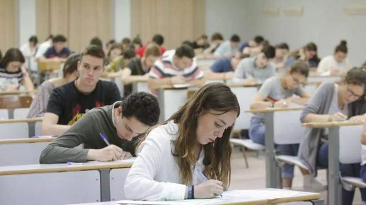  Alumnos haciendo el examen de selectividad 