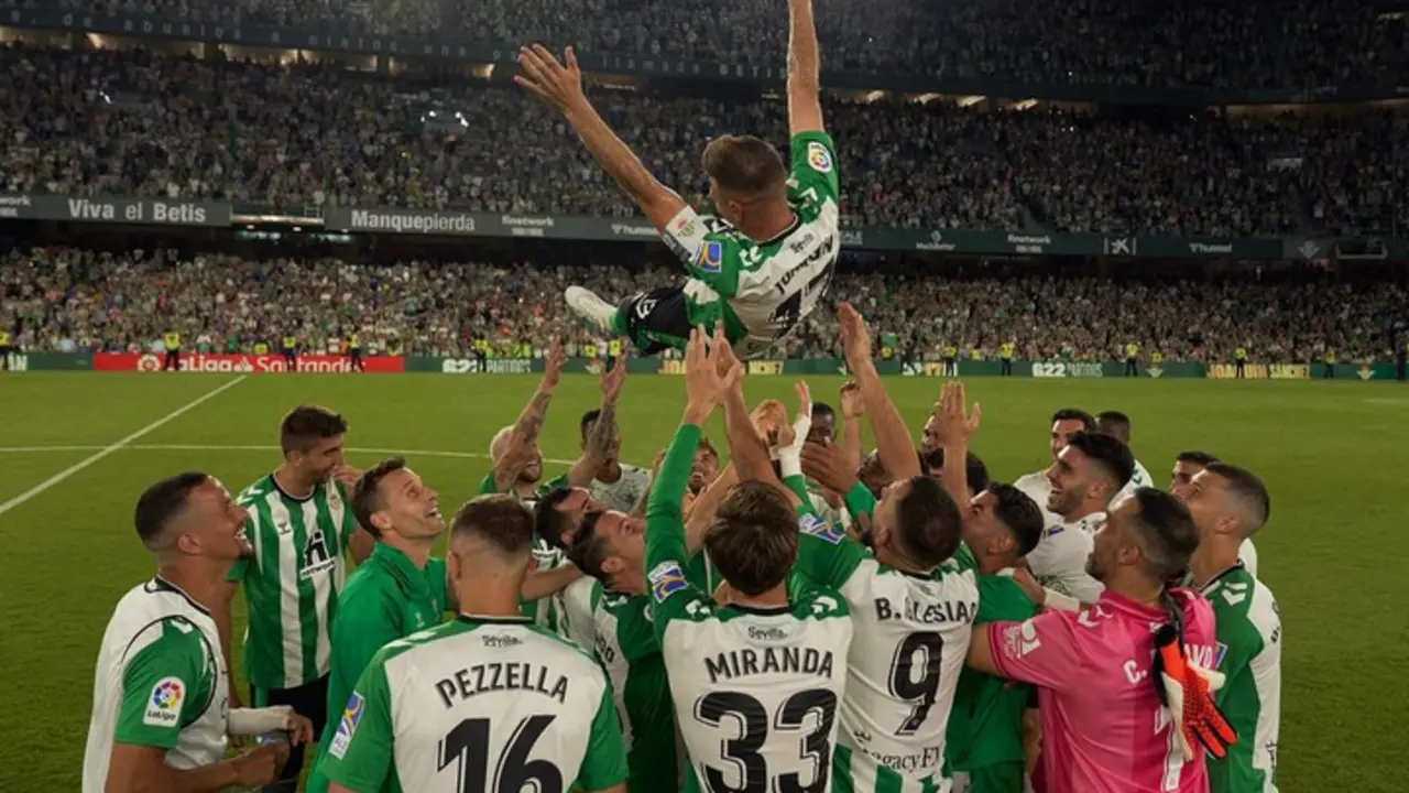  Joaqu&iacute;n y su equipo en la despedida 