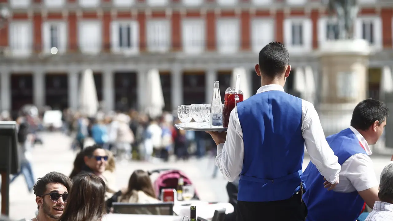  Archivo - Camareros sirven en una terraza - EUROPA PRESS - Archivo 