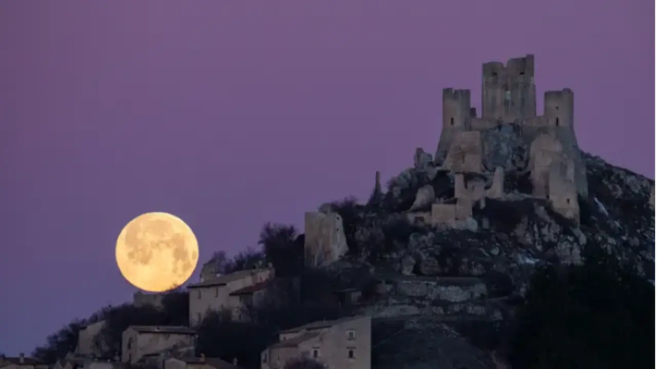  La Luna del Gusano en Italia, tras el castillo LAquila 