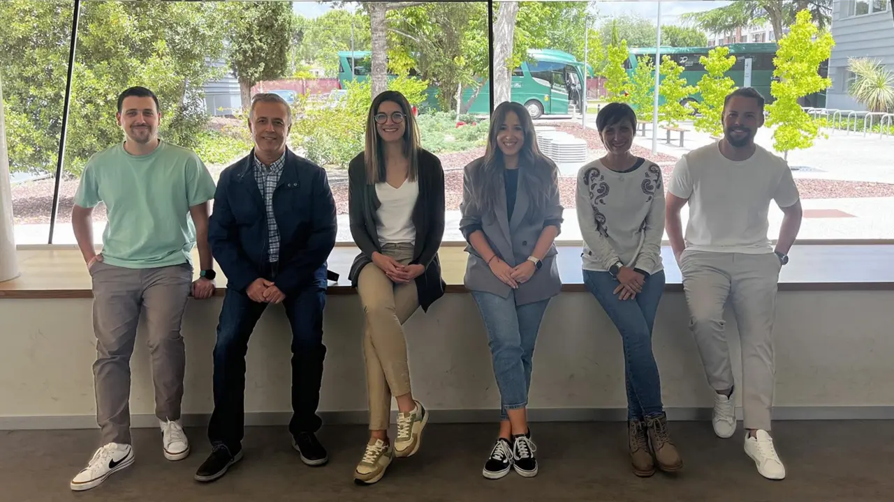  &Oacute;scar Brochado Kith, Salvador Resino, Amanda Fern&aacute;ndez Rodr&iacute;guez, Ana Virseda Berdices, Mar&iacute;a &Aacute;ngeles Jim&eacute;nez Sousa Y Rub&eacute;n Mart&iacute;n Escolano, Autores De La Investigaci&oacute;n, En Uno De Los Ventanales Del Centro Nacional De Microbiolog&iacute;a Del ISCIII. - ISCIII 