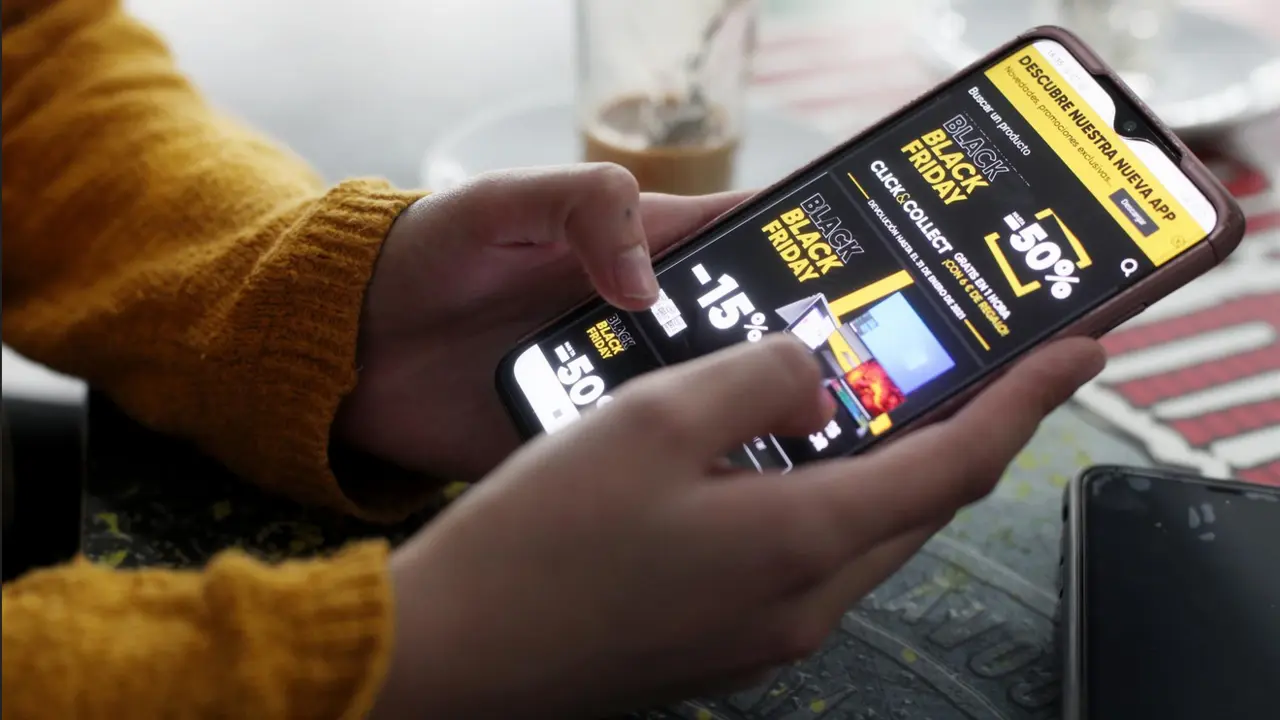  Archivo - Una joven consulta ofertas por Internet - Eduardo Parra - Europa Press - Archivo 