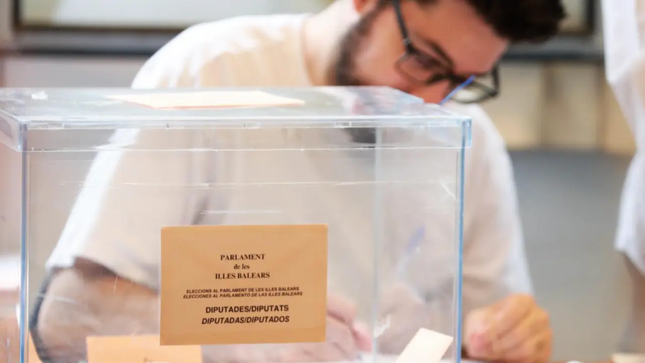  Una urna con papeletas electorales, a 28 de mayo de 2023. - Tom&agrave;s Moy&agrave; - Europa Press 