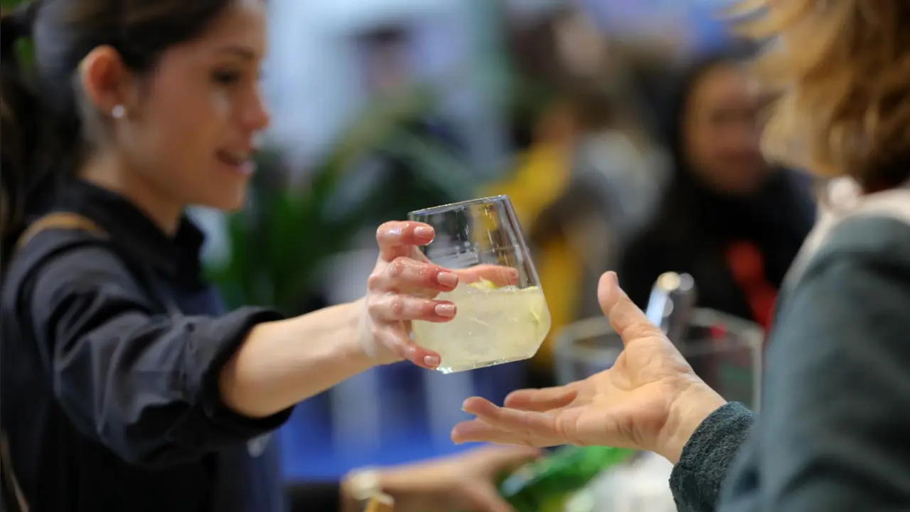  Archivo - Dos mujeres beben un refresco, en Madrid (Espa&ntilde;a). - Jes&uacute;s Hell&iacute;n - Europa Press - Archivo 