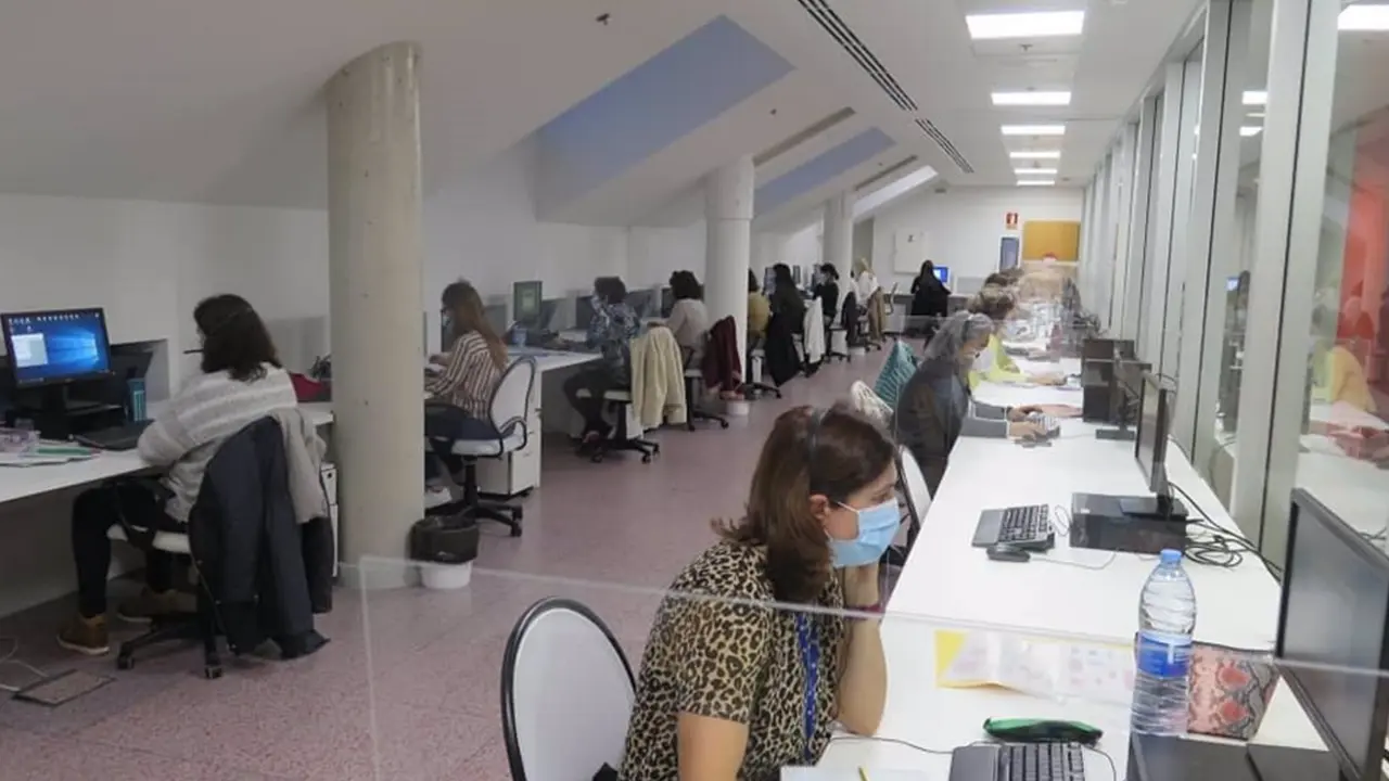  Archivo - Cincuenta administrativos atienden las llamadas de Atenci&oacute;n Primaria en el Call Center puesto en marcha por el Principado para recibir las llamadas de los Centros de Salud que no sean respondidas tras seis tonos. - ASTURSALUD - Archivo 