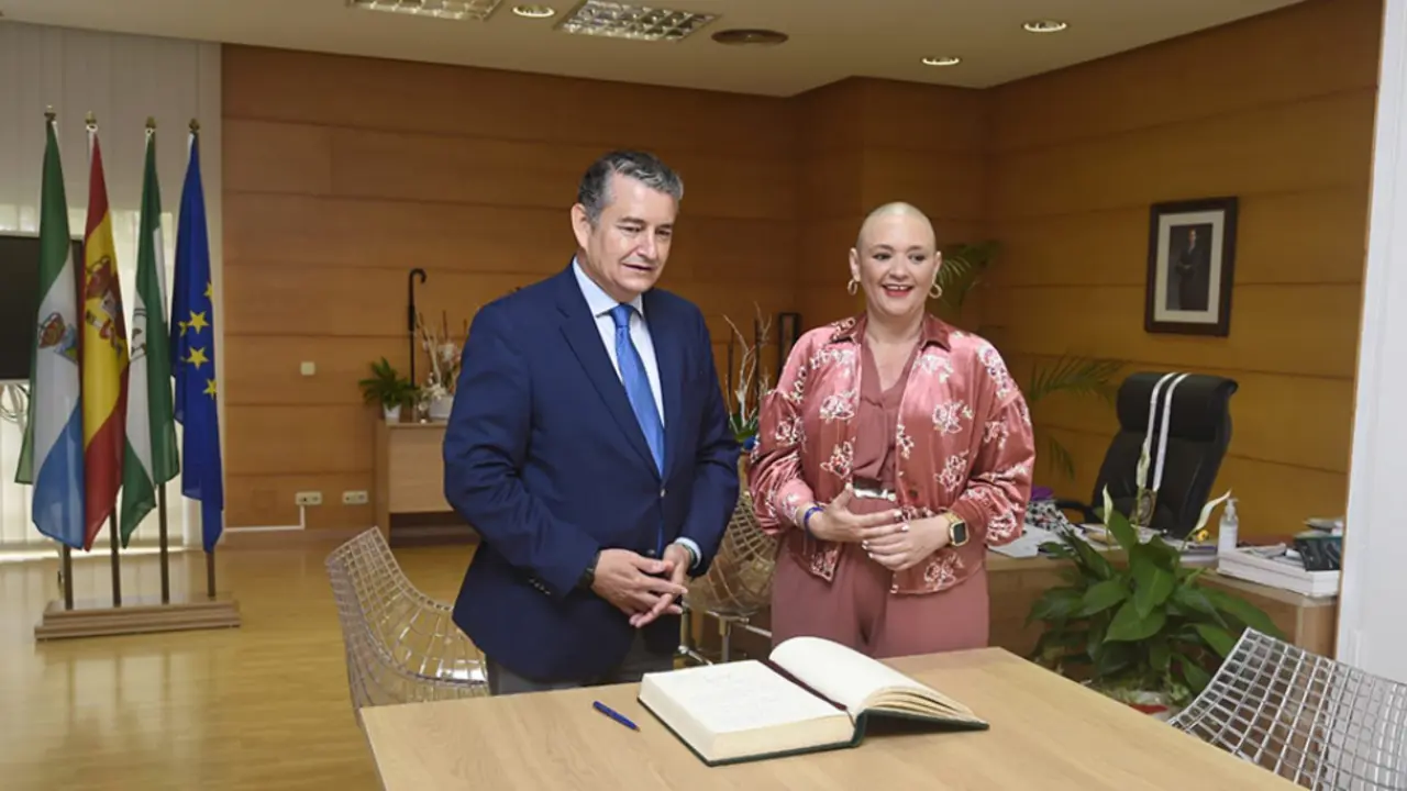  El consejero de la Presidencia, Antonio Sanz, y la alcaldesa de Torremolinos, Margarita del Cid, durante un momento de su encuentro en el Ayuntamiento malague&ntilde;o. 