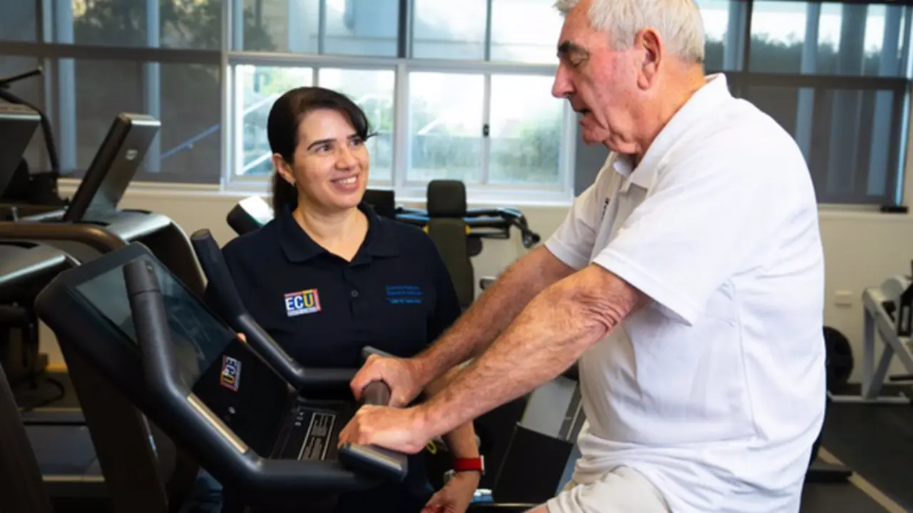  Persona mayor haciendo deporte - EDITH COWAN UNIVERSITY 