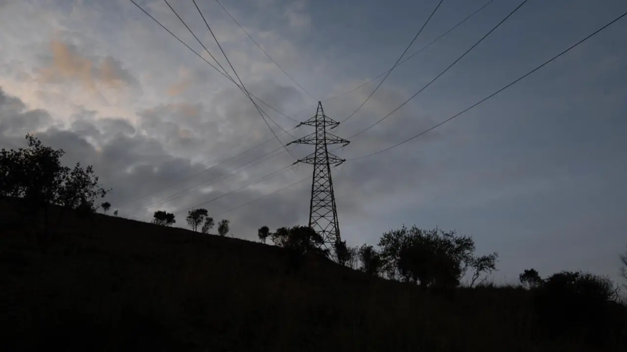  Archivo - Tendido el&eacute;ctrico, a 31 de diciembre de 2022, en Barcelona, Catalu&ntilde;a (Espa&ntilde;a). - David Zorrakino - Europa Press - Archivo 