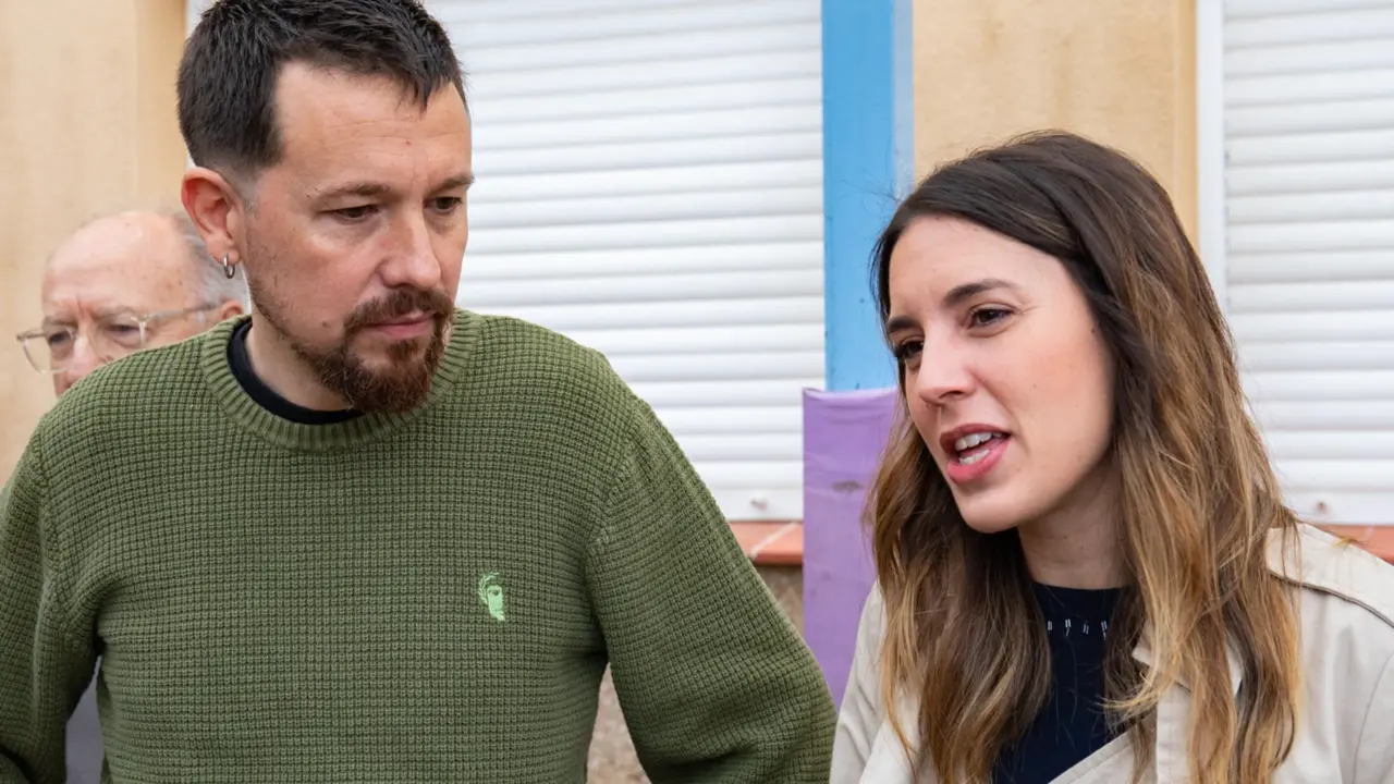  La ministra de Igualdad y secretaria de Acci&oacute;n de Gobierno de Podemos, Irene Montero y el exvicepresidente segundo del Gobierno y exl&iacute;der de Podemos Pablo Iglesias, ejercen su derecho al voto en el Colegio P&uacute;blico La Navata.. - Europa Press 