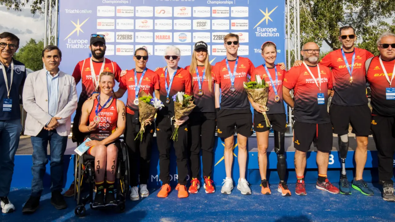  Tambi&eacute;n se llev&oacute; la medalla de oro Marta Franc&eacute;s en la categor&iacute;a PTS4 para deportistas con discapacidad f&iacute;sica moderada, al cruzar la meta en 1.15&rsquo;16&rdquo; con una gran distancia sobre sus perseguidoras, la alemana Eike Van Engelen (1.18&rsquo;36&rdquo;) y la brit&aacute;nica Hannah Moore (1.22&rsquo;57&rdquo;).  Entre los hombres, Nil Riudavets, que es miembro del Equipo CaixaBank de Promesas Paral&iacute;mpicas de Triatl&oacute;n, se colg&oacute; la plata (58&rsquo;00&rdquo;) y Alejandro S&aacute;nchez Palomero qued&oacute; en sexta posici&oacute;n (1.01&rsquo;40&rdquo;). <br>Los otros dos t&iacute;tulos continentales se los repartieron Dani Molina en la clase PTS3 (1.07&rsquo;49&rdquo;) y Eva Moral en la PTWC para deportistas que utilizan silla de ruedas y hanbike (1.12&rsquo;58&rdquo;). En esa misma categor&iacute;a, Jos&eacute; Crist&oacute;bal Ramos finaliz&oacute; sexto (1.10&rsquo;41&rdquo;). La &uacute;nica medalla de bronce espa&ntilde;ola se la llev&oacute; Rakel Mateo, que complet&oacute; el circuito en 1.39&rsquo;01&rdquo; dentro de la clase PTS2 para los triatletas con mayor afectaci&oacute;n que compiten a pie, en la que Lionel Morales fue cuarto (1.11&rsquo;54&rdquo;).<br>Los dem&aacute;s miembros de la selecci&oacute;n nacional tambi&eacute;n finalizaron cerca del podio. Entre los que tienen menor discapacidad f&iacute;sica (PTS5), Jairo Ruiz, Andrea Migu&eacute;lez y Cristina Miranda quedaron cuarto (56&rsquo;18&rdquo;), quinta (1.09&rsquo;44&rdquo;) y s&eacute;ptima (1.18&rsquo;38&rdquo;), respectivamente, mientras que Kini Carrasco acab&oacute; quinto en la PTS3 (1.14&rsquo;12&rdquo;). Y entre los que tienen discapacidad visual (TVI), fueron cuartos H&eacute;ctor Catal&aacute;-Carlos Oliver (56&rsquo;04&rdquo;), octavos Jota Garc&iacute;a-Adri&aacute;n Salto (58&rsquo;51&rdquo;) y d&eacute;cimos Rafael Cabello-Fernando Zorrilla (1&rsquo;01.40&rdquo;) 