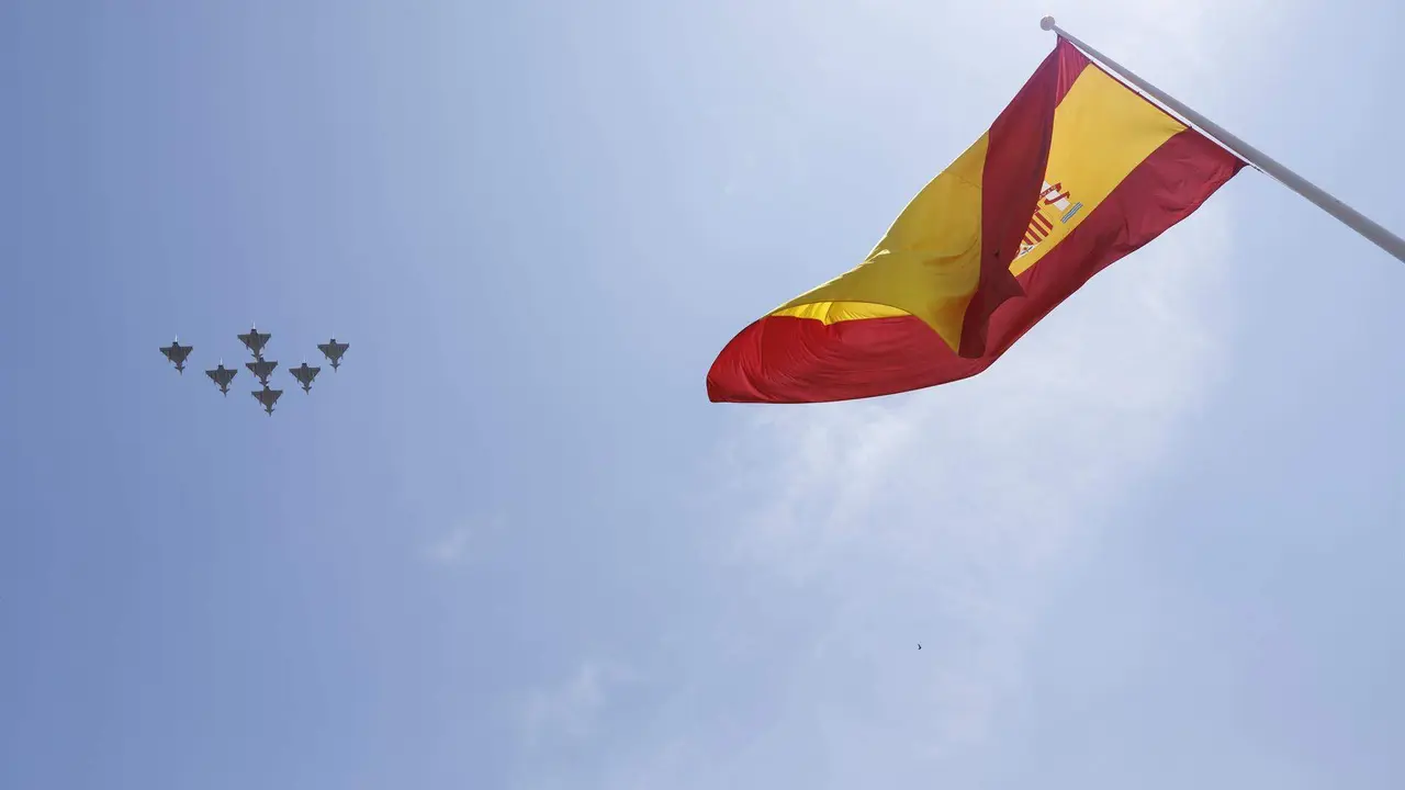  Una bandera de Espa&ntilde;a durante el desfile de D&iacute;a de las Fuerzas Armadas 2023, a 3 de junio de 2023 en Granada 