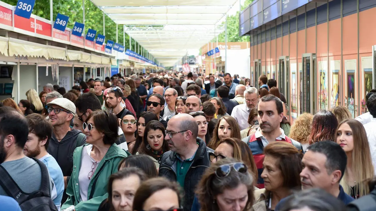  Numerosas personas asisten al segundo d&iacute;a de la Feria del Libro de Madrid 2023, en el Parque del Retiro 