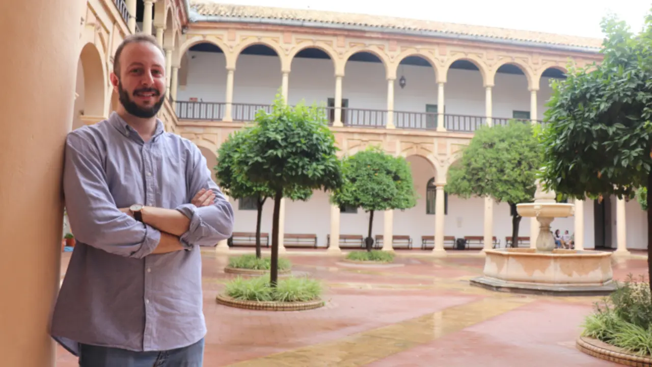  El investigador Miguel Gonz&aacute;lez-Moh&iacute;no S&aacute;nchez, en la Facultad de Derecho. 