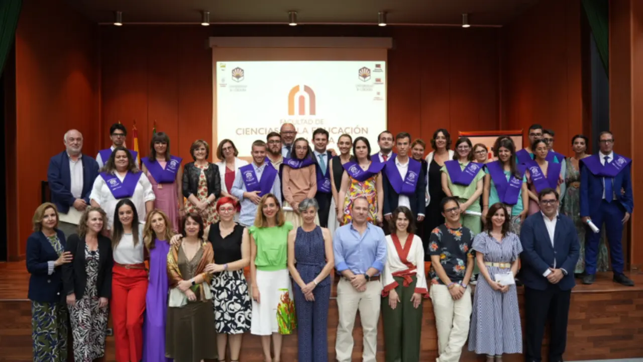  Foto de familia de autoridades, profesorado y estudiantes egresados de la segunda promoci&oacute;n del programa UCOincluye 