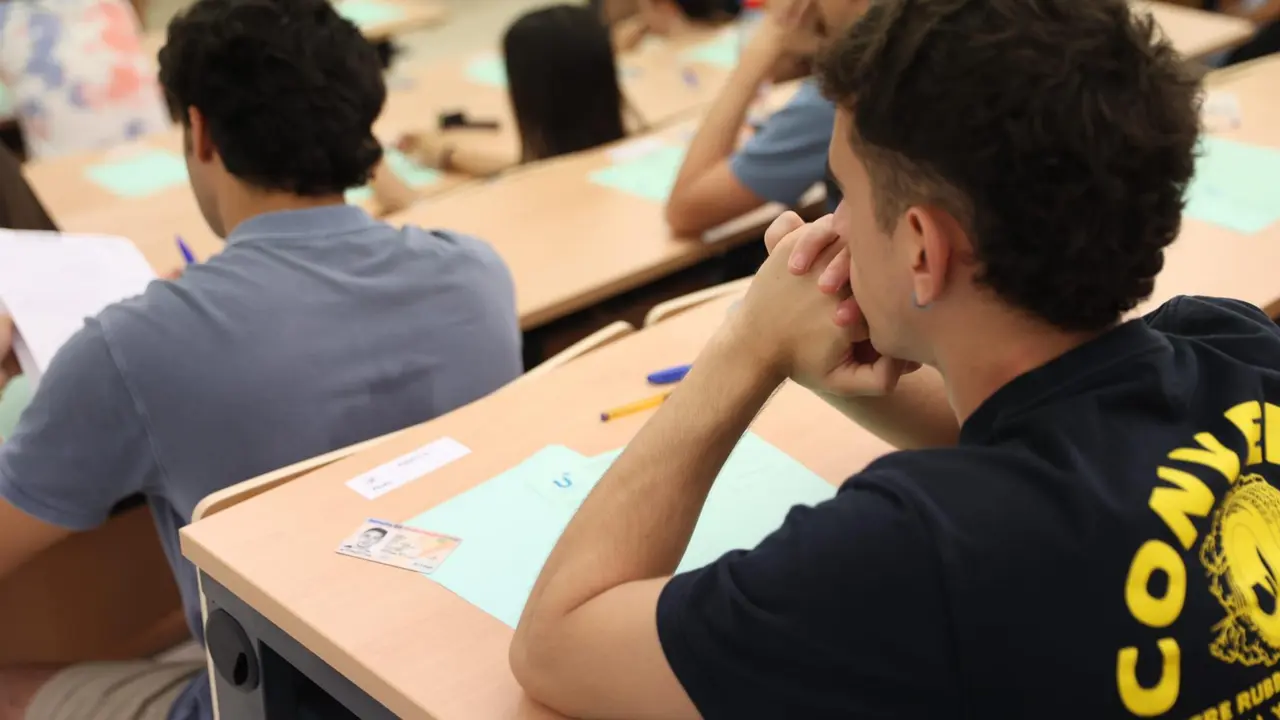  Archivo - Estudiantes en el lugar de realizaci&oacute;n de la PEvAU, foto de archivo - JUNTA DE ANDALUC&Iacute;A - Archivo 
