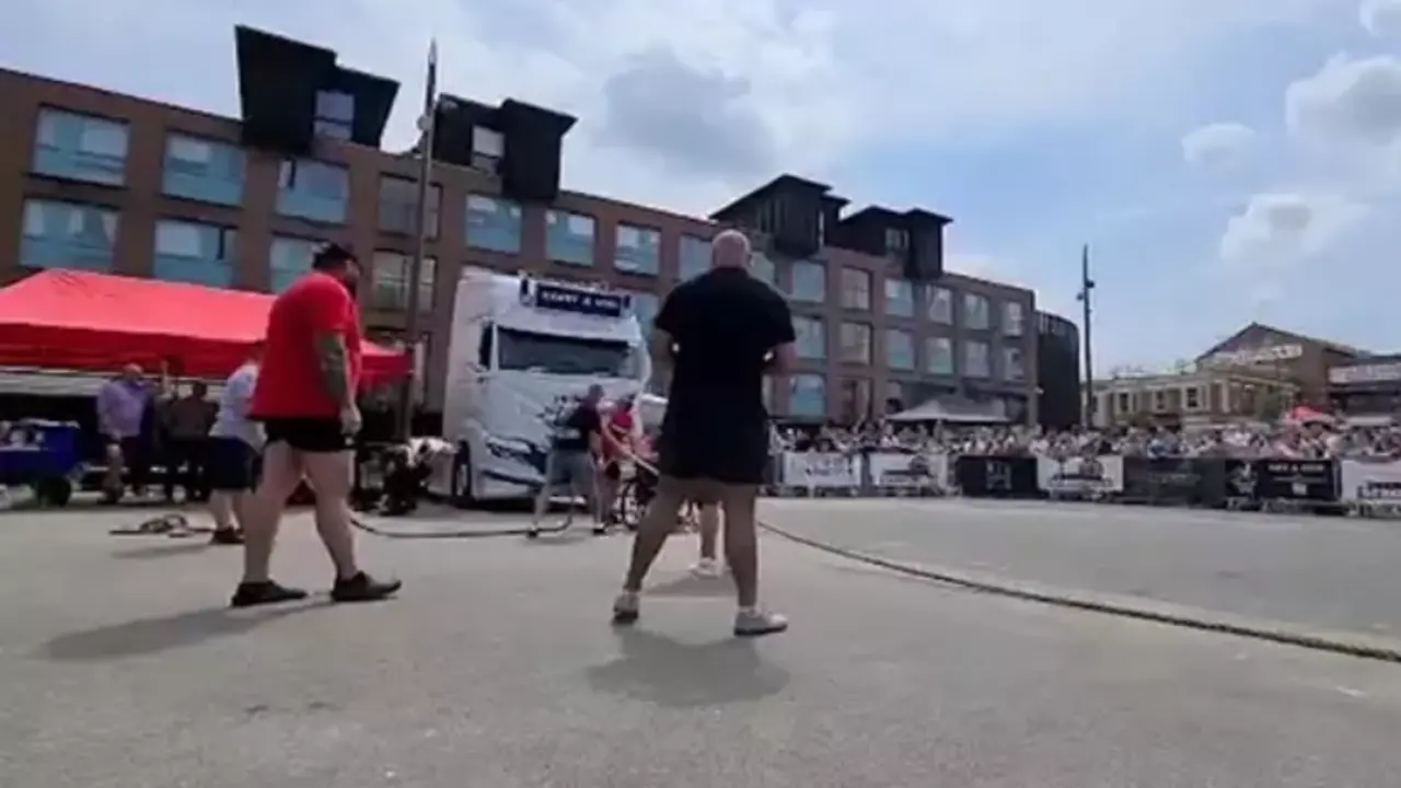  Este hombre en silla de ruedas bate el r&eacute;cord Guinness de arrastre de camiones al tirar de uno de diez toneladas - YOUTUBE - VIDELO - 