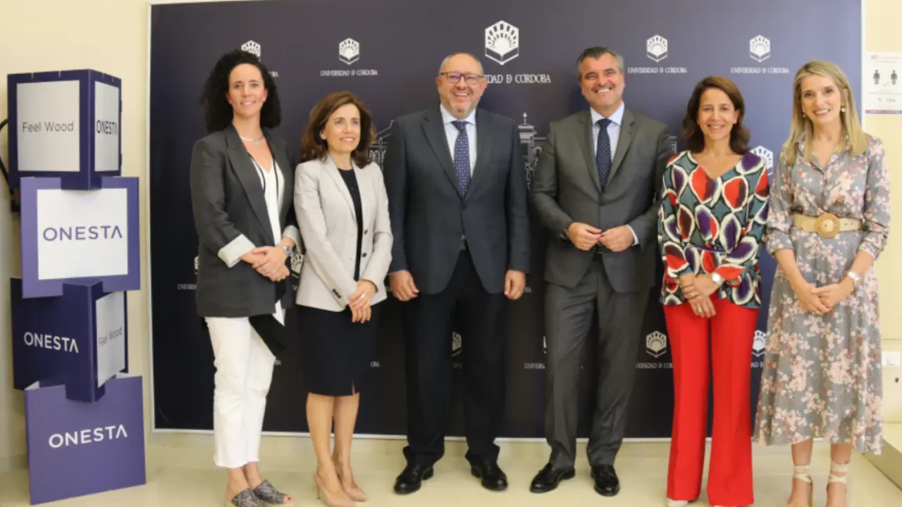  Representantes acad&eacute;micos y de la empresa ONESTA tras la firma del convenio 