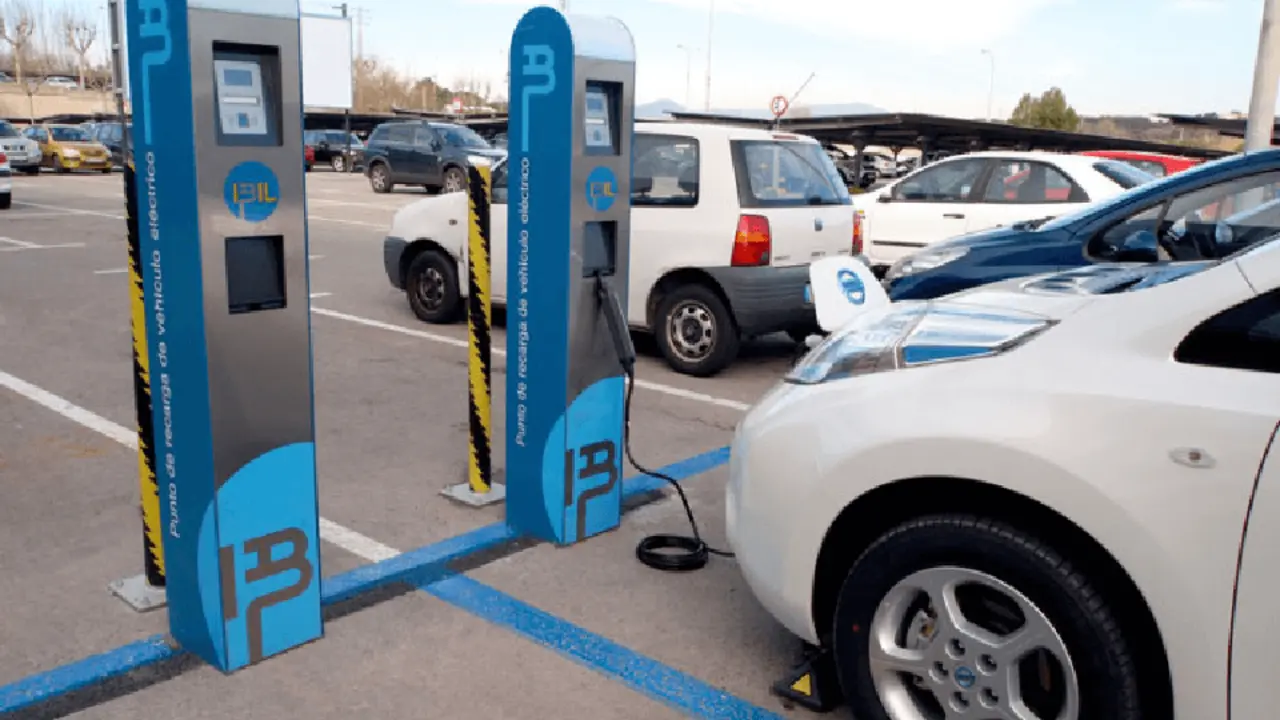  Coche el&eacute;ctrico recarg&aacute;ndose 