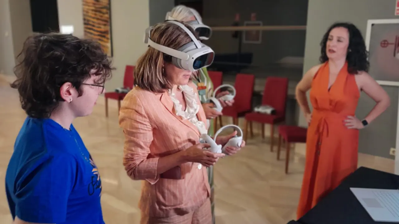  La consejera de Empleo, Roc&iacute;o Blanco, prueba las gafas de realidad virtual. 