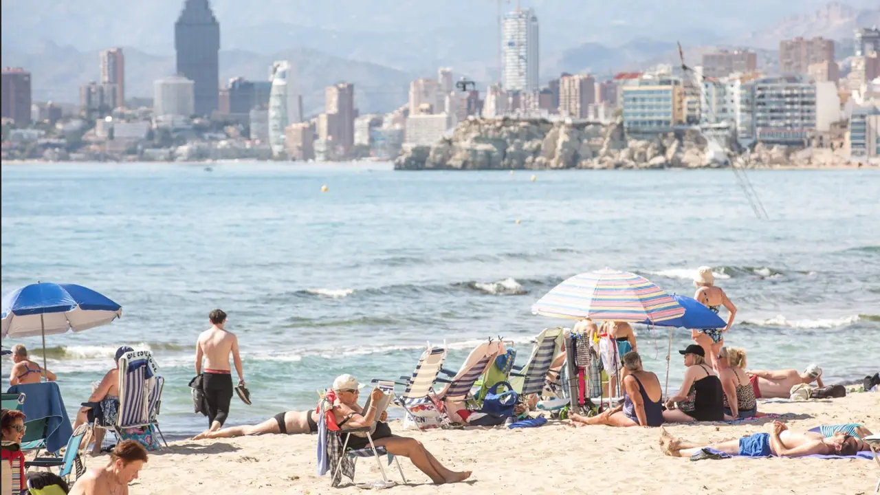  Archivo - Numerosas personas se ba&ntilde;an y toman el sol en la playa de Poniente, a 11 de marzo de 2023, en Benidorm, Alicante, Comunidad Valenciana (Espa&ntilde;a). - Joaqu&iacute;n Reina - Europa Press - Archivo 