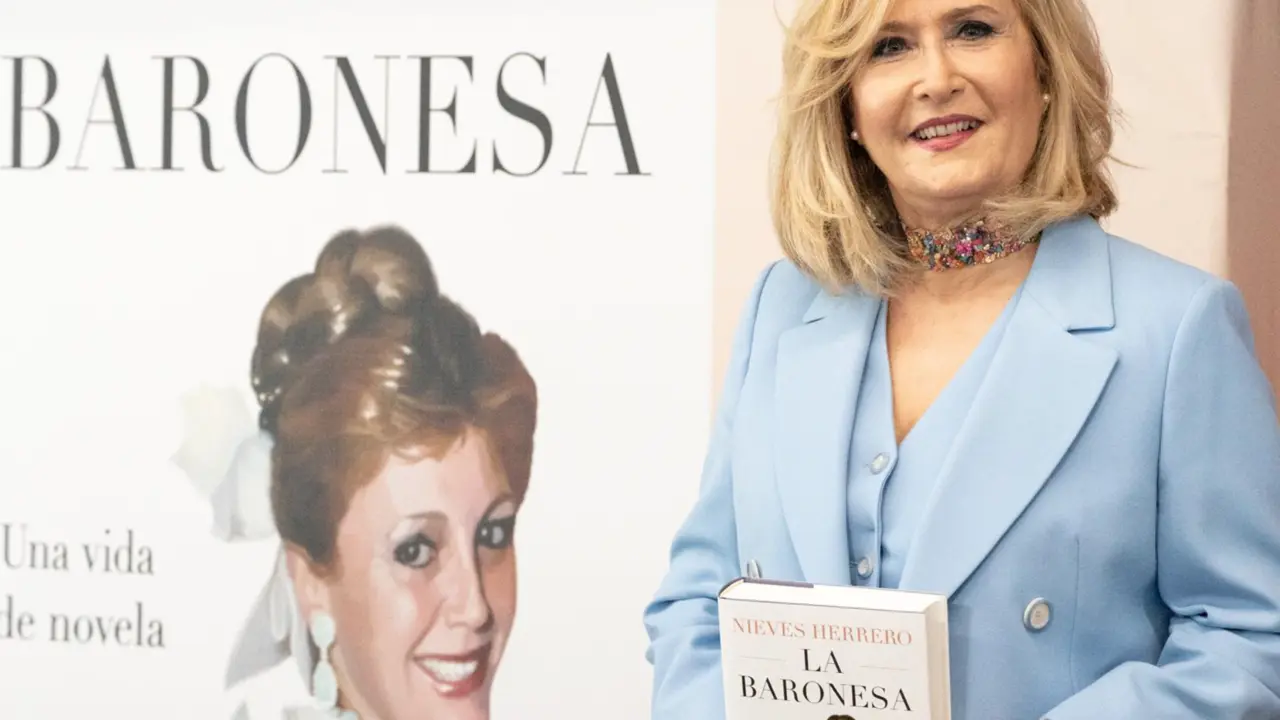  La periodista y presentadora Nieves Herrero posan durante la presentaci&oacute;n de su libro &lsquo;La Baronesa&rsquo;, en el C&iacute;rculo de Bellas Artes - Diego Radam&eacute;s - Europa Press 