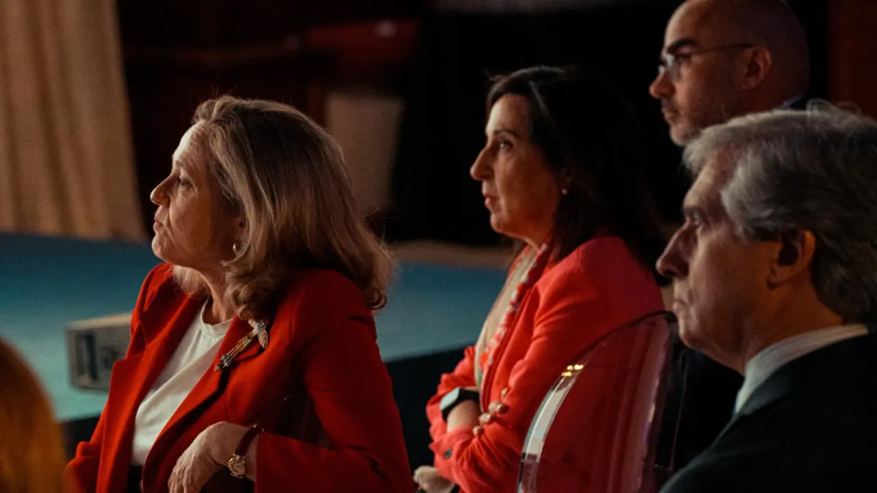  (I-D) La vicepresidenta primera y ministra de Asuntos Econ&oacute;micos y Transformaci&oacute;n Digital, Nadia Calvi&ntilde;o, la ministra de Defensa, Margarita Robles, y el presidente ejecutivo de PRISA, Carlos N&uacute;&ntilde;ez, durante la segunda jornada de la celebraci&oacute;n del 45&ordm; aniv - Gabriel Luengas - Europa Press 