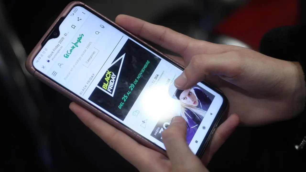  Archivo - Una joven consulta las ofertas en su m&oacute;vil - Eduardo Parra - Europa Press - Archivo 