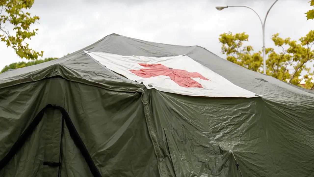  Archivo - Tiendas provisionales de triaje hospitalario instaladas en el aparcamiento del hospital militar G&oacute;mez Ulla, en Madrid, (Espa&ntilde;a), a 18 de septiembre de 2020. - &Oacute;scar J.Barroso - Europa Press - Archivo 