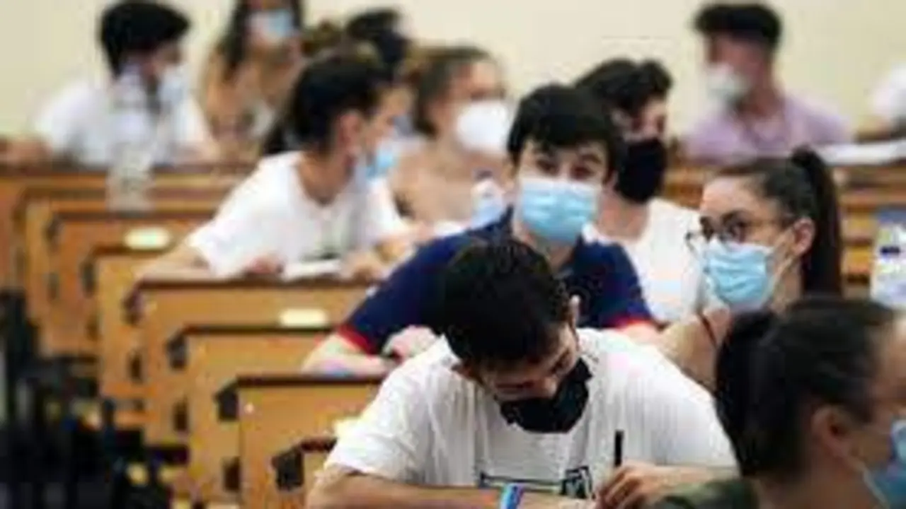  Alumnos realizan un examen de selectividad - EP 