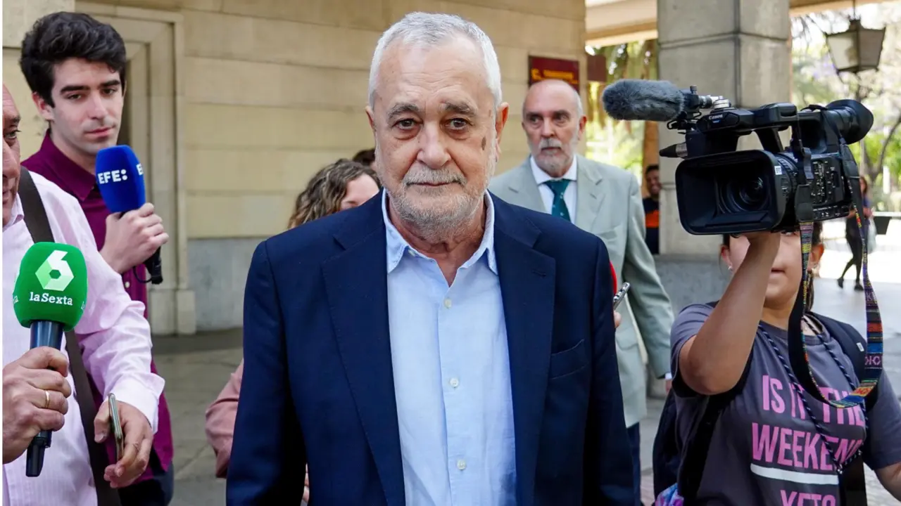  El expresidente de la Junta de Andaluc&iacute;a, Jos&eacute; Antonio Grin&aacute;n saliendo de los juzgados - Eduardo Briones - Europa Press 