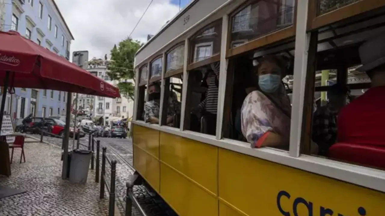  Archivo - Personas con mascarilla en un tranv&iacute;a de Lisboa<br>- Europa Press/Contacto/Jorge Castellanos - Archivo 