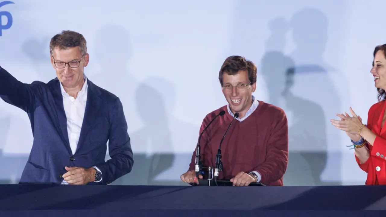  (I-D) El l&iacute;der del Partido Popular, Alberto N&uacute;&ntilde;ez Feij&oacute;o; el alcalde de Madri Jos&eacute; Luis Mart&iacute;nez-Almeida, y la presidenta de la Comunidad de Madrid, Isabel D&iacute;az Ayuso, celebran la victoria del partido en la sede nacional del PP, a 28 de mayo de 2023 - Eduardo Parra - Europa Press 