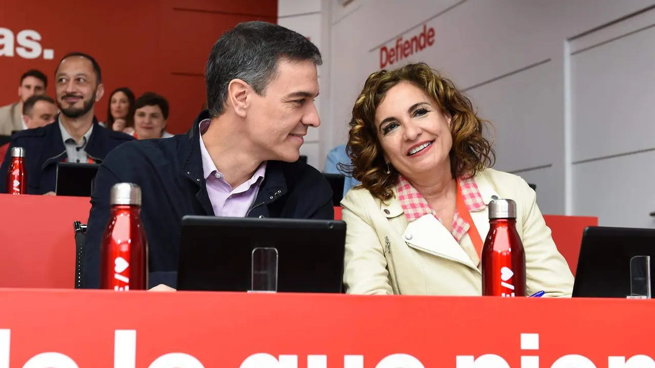  El secretario general del PSOE y presidente del Gobierno, Pedro S&aacute;nchez, y la ministra de Hacienda y Funci&oacute;n P&uacute;blica, Mar&iacute;a Jes&uacute;s Montero, archivo 
