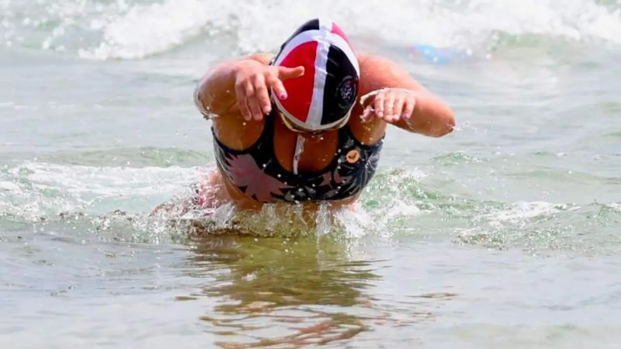  Una socorrista en la prueba de Nadar surf j&uacute;nior femenina. Autor: Javier S&aacute;nchez-RFESS 