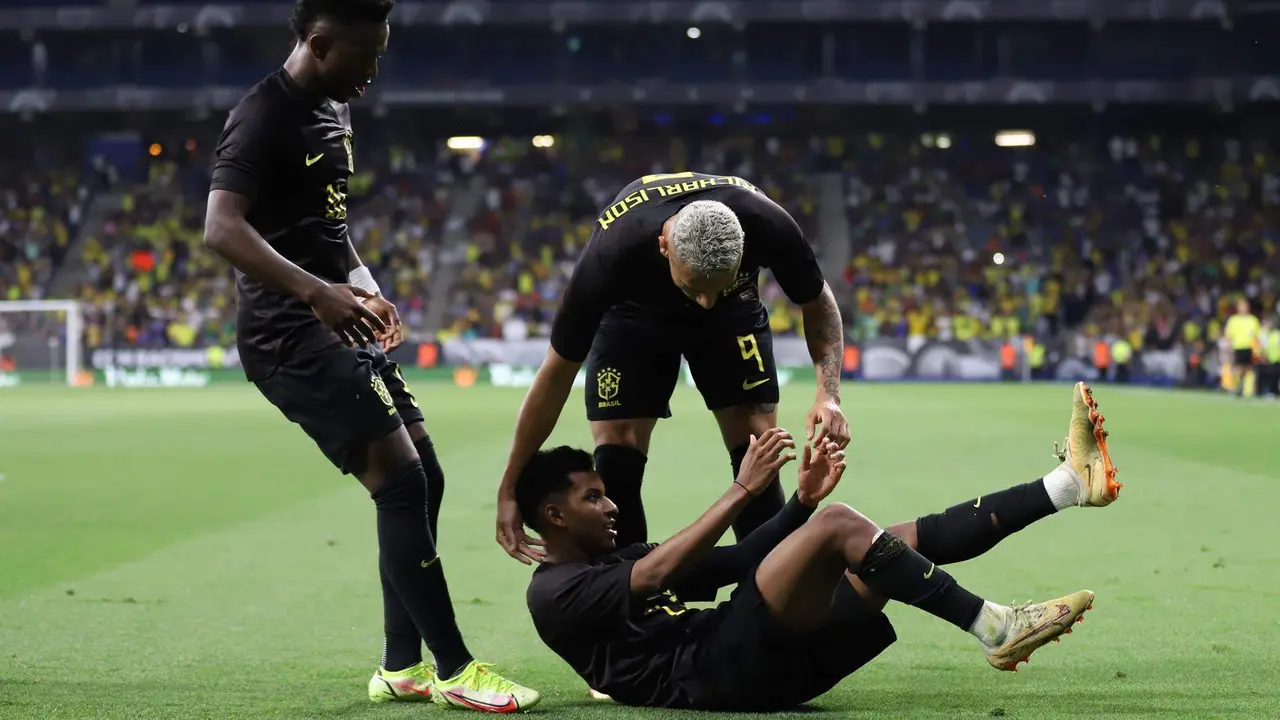  Vinicius celebrando junto a Rodrygo y Richarlison un gol 