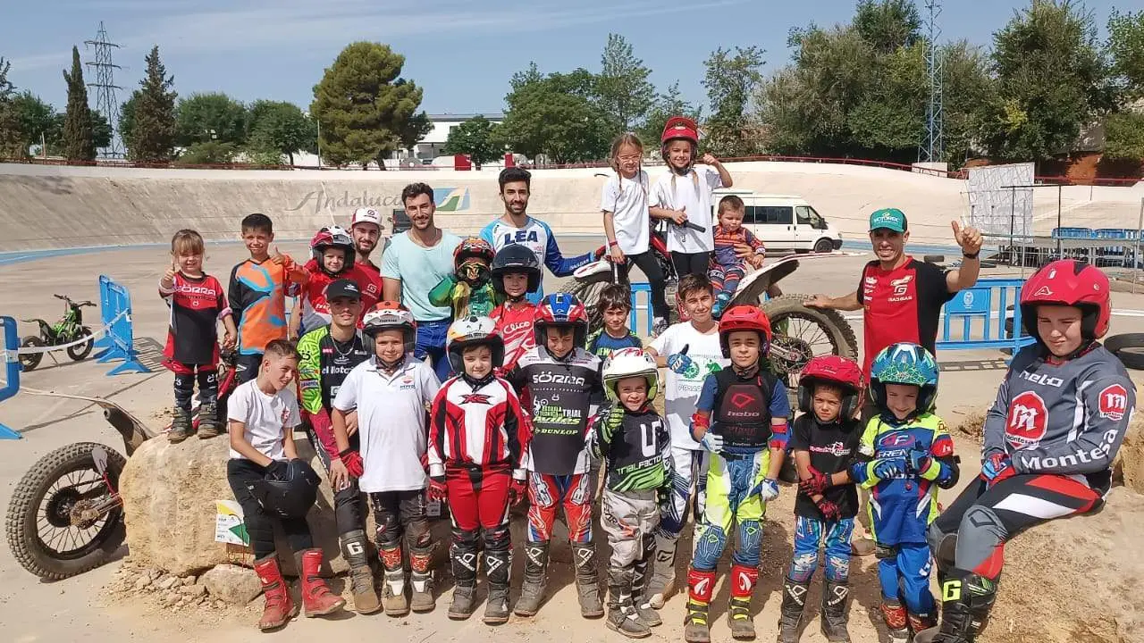  foto grupo asistentes al cursillo TRIAL FAM FUTURO 