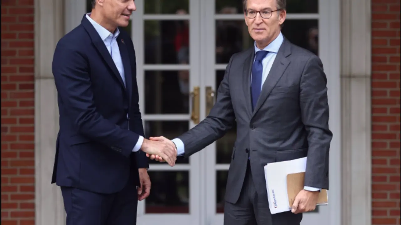  S&aacute;nchez y Feij&oacute;o salund&aacute;ndose en su llegada a la Moncloa 