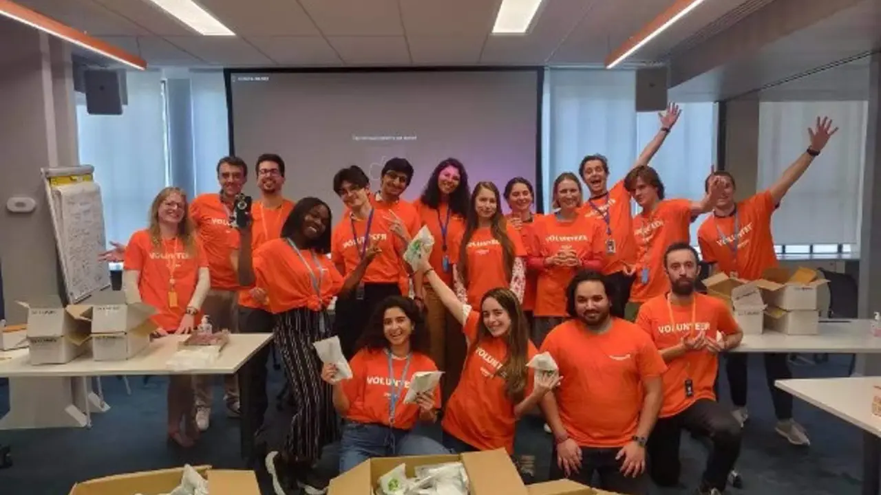  Empleados de Amazon en Par&iacute;s empaquetando kits de higiene para personas refugiadas 