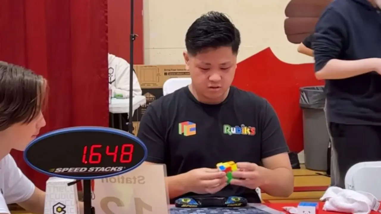  Max Park resolviendo el cubo de rubik en 3 segundos.YOUTUBE 
