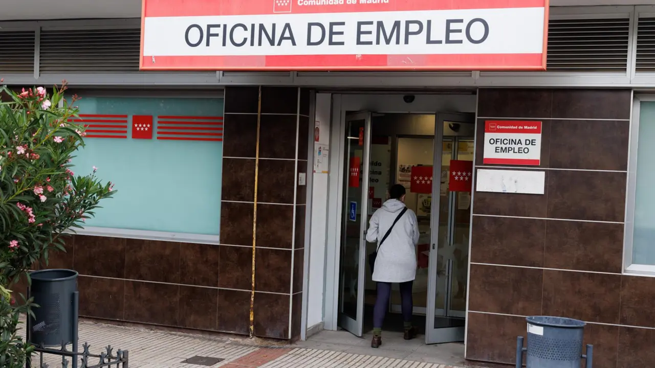  Una mujer entra en una Oficina de Empleo, a 2 de junio de 2023, en Alcorc&oacute;n, Madrid (Espa&ntilde;a). - Eduardo Parra - Europa Press 