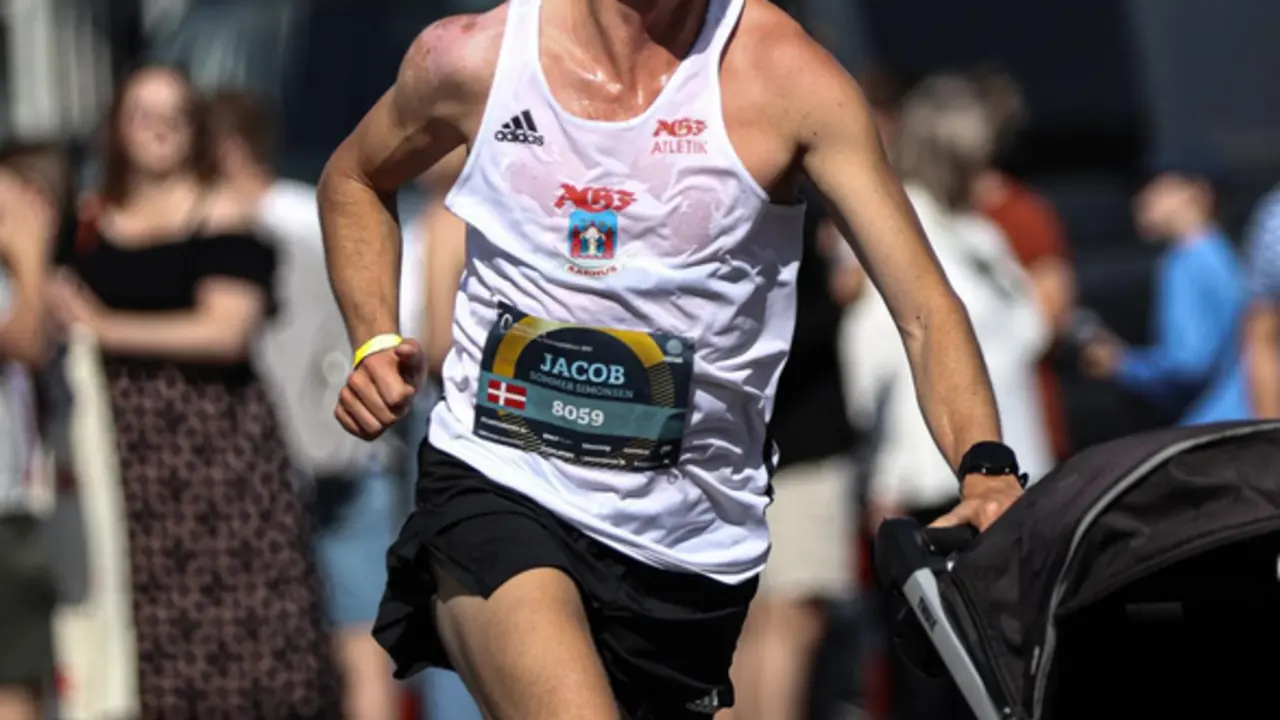  Jacob Simonsen durante la carrera con su hijoInstagram 