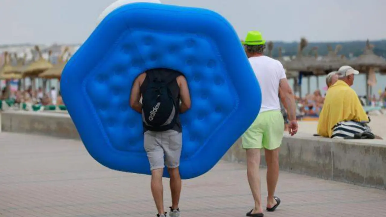  Escena NO TAN t&iacute;pica de playa en Mallorca aprovechando el buen tiempo 