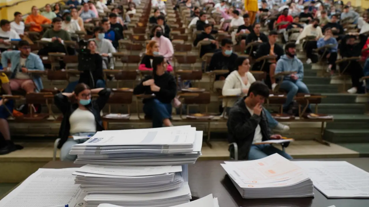  Archivo - Estudiantes esperan antes de comenzar las pruebas de acceso a la universidad - &Aacute;lvaro Ballesteros - Europa Press - Archivo 