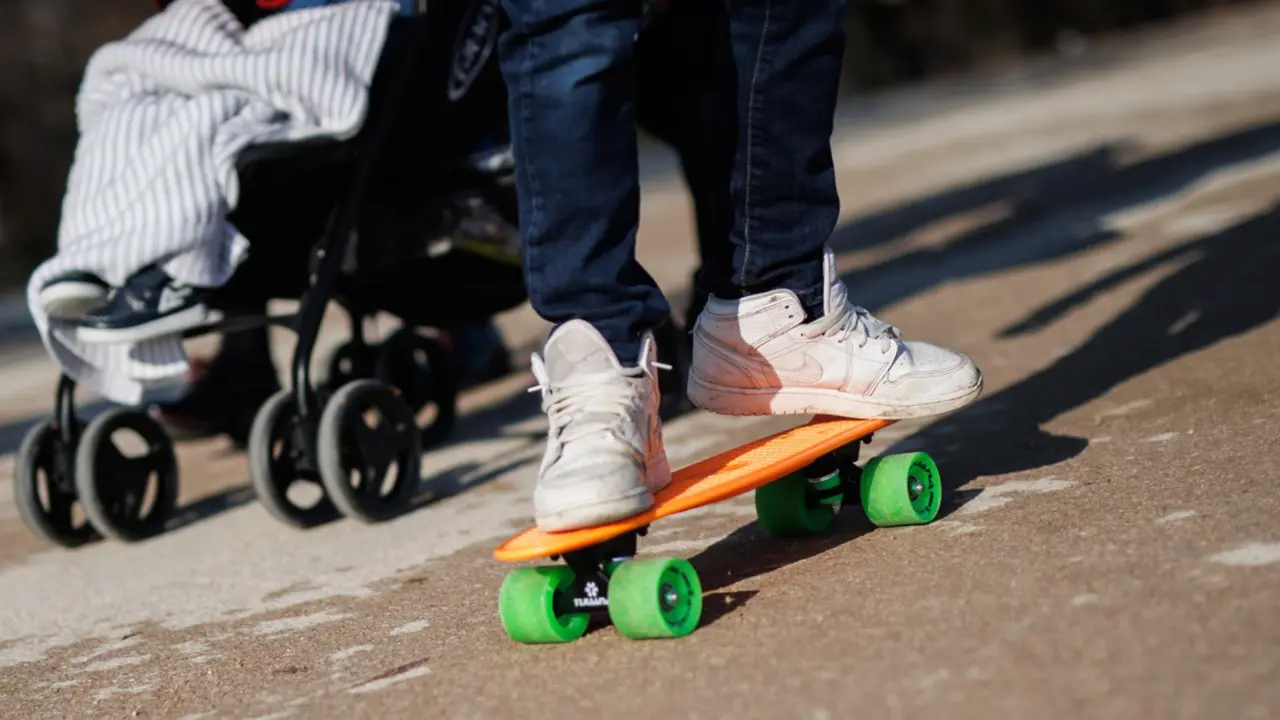  Archivo - Un ni&ntilde;o con un patinete y un carrito de beb&eacute; por el parque del Retiro. - Alejandro Mart&iacute;nez V&eacute;lez - Europa Press - Archivo 