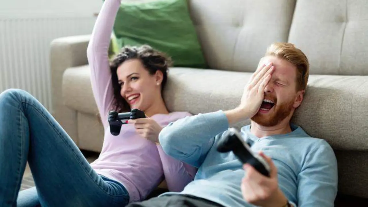  Dos personas jugando a videojuegos 