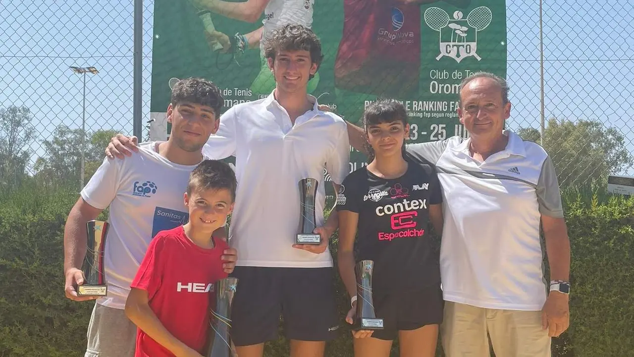  los cuatro cordobeses con sus trofeos junto al responsable de la Federaci&oacute;n Andaluza en C&oacute;rdoba, Paco Arrebola, uno de los jueces &aacute;rbitros del campeonato 